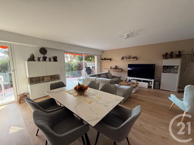 Afficher la photo en grand Appartement F3 à vendre - 3 pièces - 82.33 m2 - ROQUEBRUNE CAP MARTIN - 06 - PROVENCE-ALPES-COTE-D-AZUR - Century 21 Agence Molière