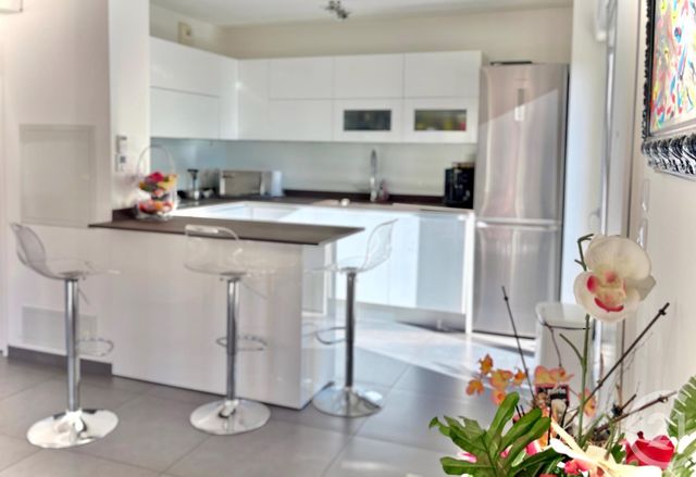 Appartement F4 à vendre - 4 pièces - 92.32 m2 - MENTON - 06 - PROVENCE-ALPES-COTE-D-AZUR - Century 21 Agence Molière